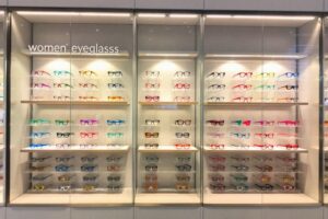 Lunette de vue femme tendance : Les modèles incontournables pour un look moderne.
